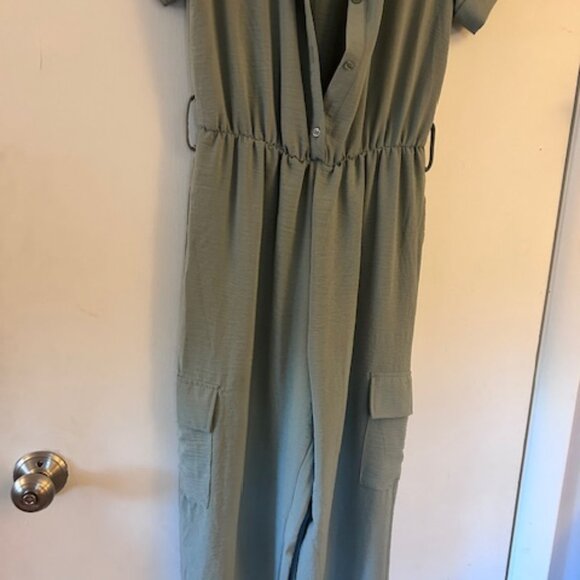 Short Sleeve jumper - two large leg pockets with belt loops - no belt included - Picture 4 of 4